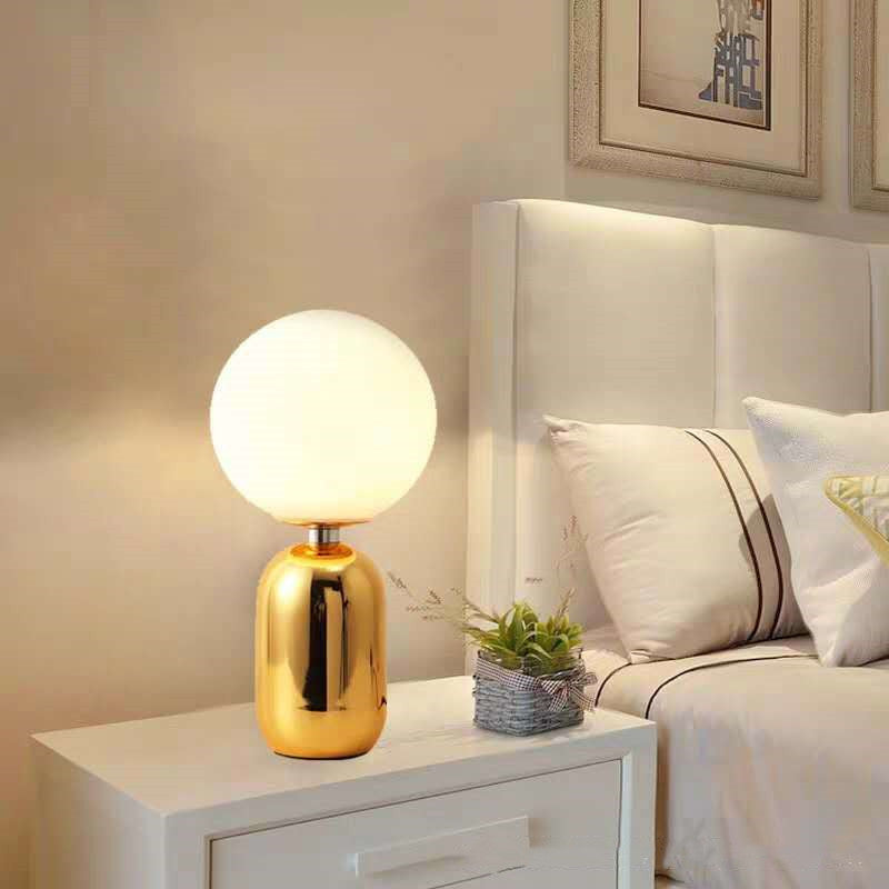 Elegant and minimal desk light